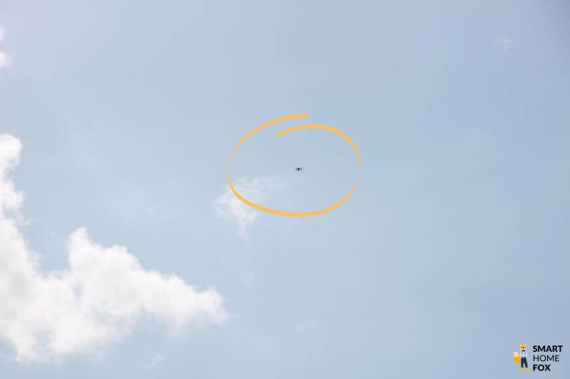 Die DJI Mavic 3 Drohne fliegt in ca. 50 Meter Höhe und ist bereits kaum sichtbar